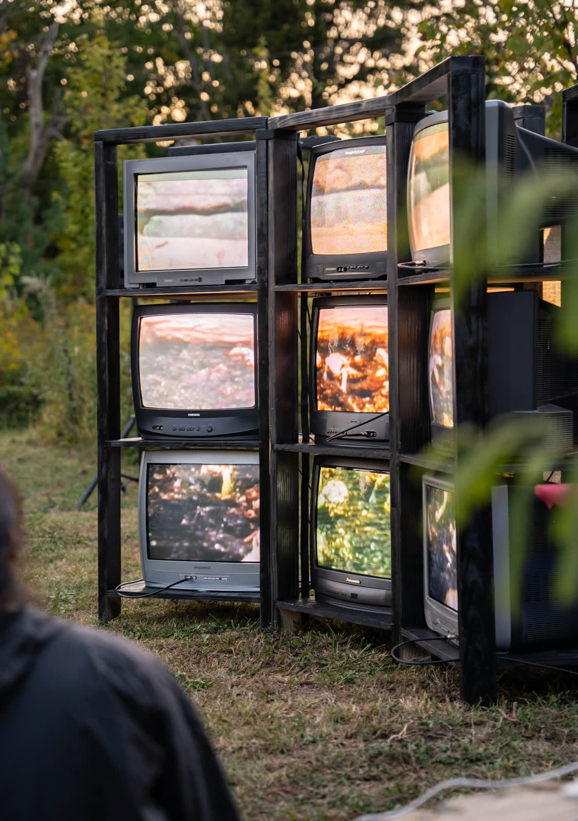 Pleinair TV, the CRT wall from the side