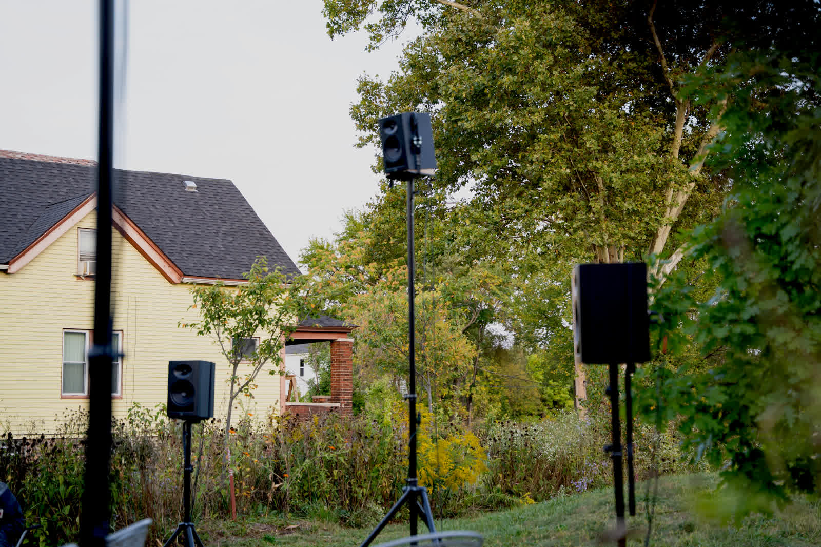 Pleinair TV, speakers around the clearing