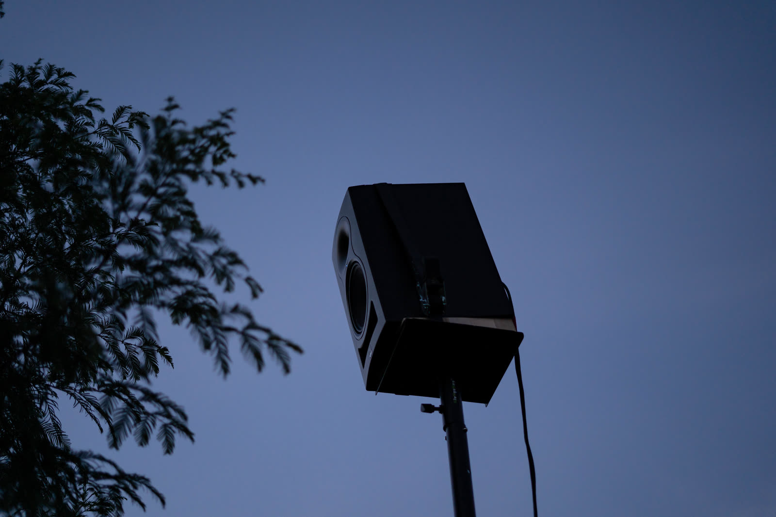Pleinair TV, an elevated monitor against the sky