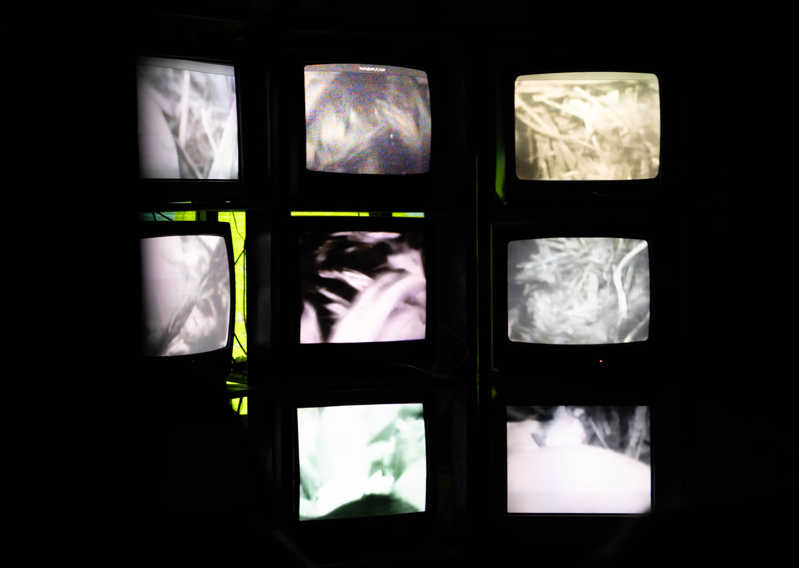Pleinair TV, the wall of screens at night
